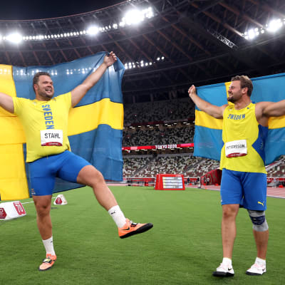 Daniel Ståhl ja Simon Pettersson juhlivat olympialaisten kaksoisvoittoa Tokiossa 2021.