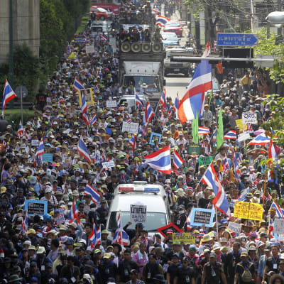 Oppositionsanhängare på gatorna i Bangkok inför senatsval.
