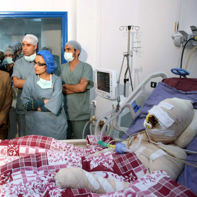Muhammed Bouazizi, frukthandlaren som tände eld på sig själv i Tunisien ligger på sjukhuset.