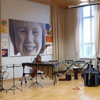 Mäntykankaan alakoulun musiikkisali Kokkolassa. Seinällä taulu ja lattialla erilaisia soittimia.