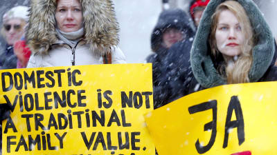 Kvinnliga demonstranter i Riga mot familjevåld