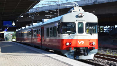 A-tåget anländer till Ilmala station en solig dag.