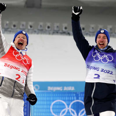 Iivo Niskanen och Joni Mäki firar sitt OS-silver i lagsprint.