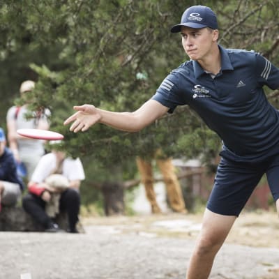 Lauri Lehtinen heittää frisbeetä.