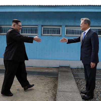 Nord- och Sydkoreas ledare träffas vid demarkationslinjen i Panmunjom.