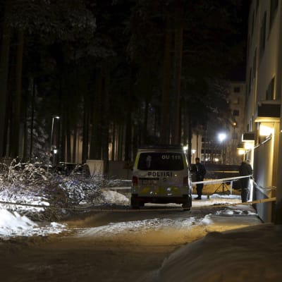 En polisbil utanför ett höghus i Uleåborg.