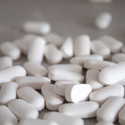 Valkoisia särkylääkkeiltä näyttäviä tabletteja.