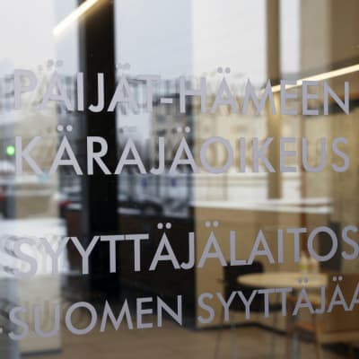 Ingången till Päijänne-Tavastlands tingsrätt i Lahtis.