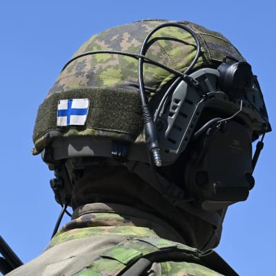 finsk soldat med flagga på hjälmen