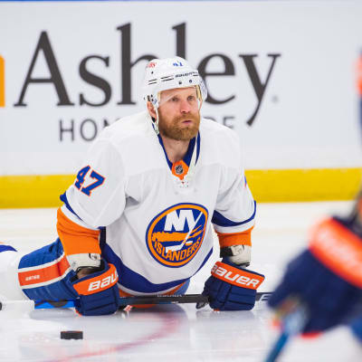 Leo Komarov pettyneenä jäällä Islandersin pudottua playoffeissa.
