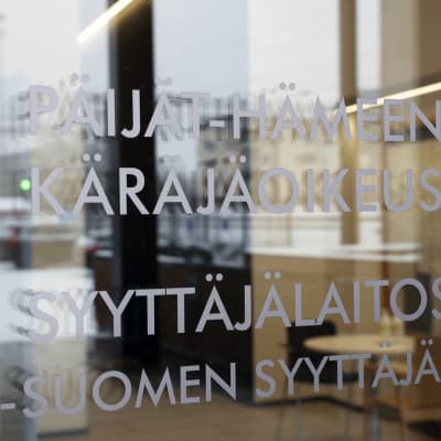 Ingången till Päijänne-Tavastlands tingsrätt i Lahtis.