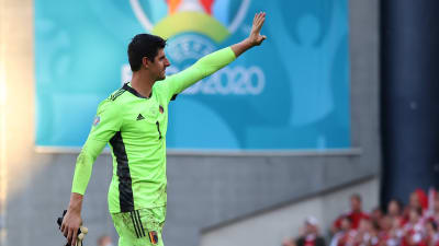 Thibaut Courtois vinkar till publiken efter matchen mot Danmark.