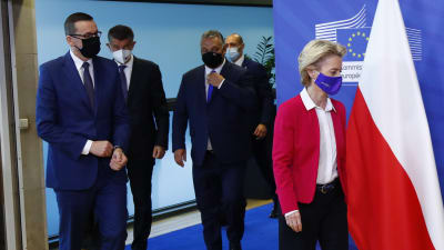 Premiärministrarna Mateusz Morawiecki (t.v.), Viktor Orbán och Andrej Babiš besökte Bryssel på torsdagen.
