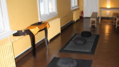 Ett klassrum i gamla Sannäs skola som nu ägs av Helsinki Zen-center.