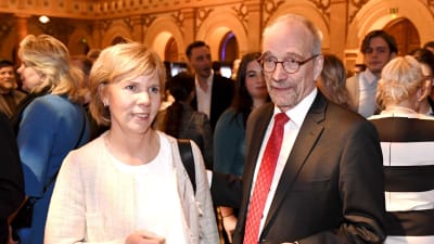 Anna-Maja Henriksson och Nils Torvalds står bredvid varandra på Niinistös valvaka. 