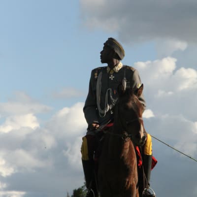 Telley Savalas Otieno elokuvassa Suomen Marsalkka