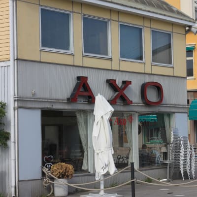 Stolar och parasoll utanför Café Axo i Pargas.