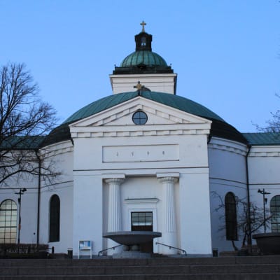 Hämeenlinnan kirkko iltavalaistuksessa.
