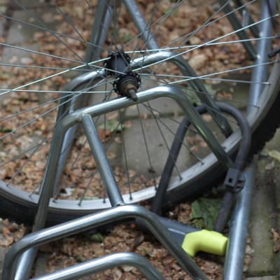 Ett cykelhjul som är fastlåst i en cykelställning. Någon har stulit själva cykeln.
