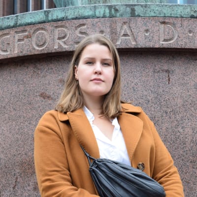 Socialdemokraternas Irja Vaateri framför Tre Smeder-statyn i Helsingfors