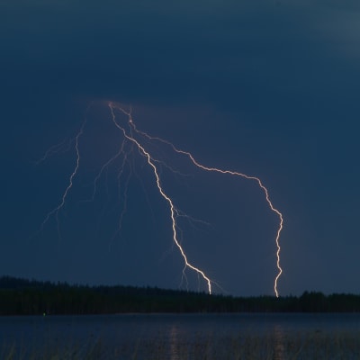 Ukonilma, ukkonen salamoi. Salama iskee, myrskypilviä tummalla taivaalla.  Salamoita. Turku.