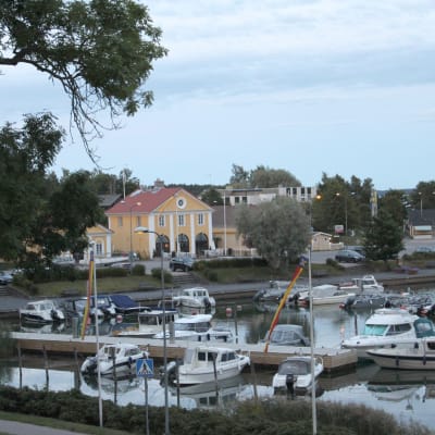Fritidsbåtar i Dalsbruks småbåtshamn invid de gula magasinen