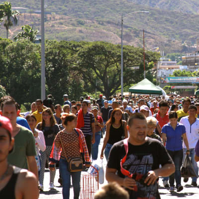 Tuhannet ihmiset ylittämässä rajasiltaa Venezuelasta Kolumbiaan.