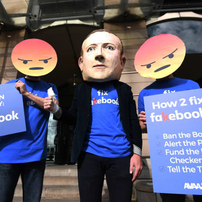 Demonstranter protesterar mot Facebook. 