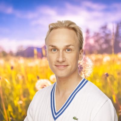 Christoffer Strandberg poserar på en sommaräng.