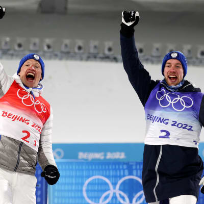 Iivo Niskanen och Joni Mäki firar sitt OS-silver i lagsprint.