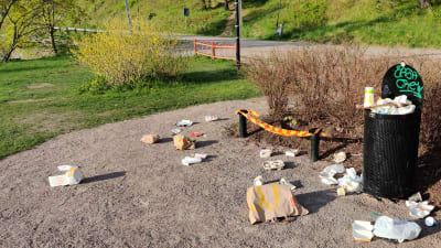 Överfullt sopkärl på västra åstranden i Borgå 25.05.20