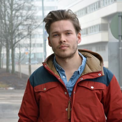 Axel Kalland utomhus, dimma i bakgrund