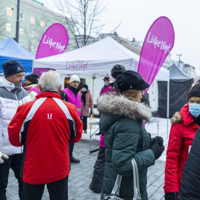 Väljare träffar partiaktiva från Liike Nyt på torget i Lahtis.