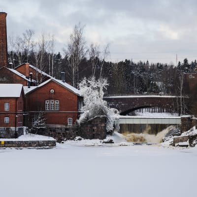 Talvinen Vanhankaupunginkoski Matinkaaren sillalta kuvattuna.