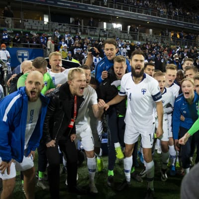 Finska herrlandslagsspelare vrålar ut sin glädje.