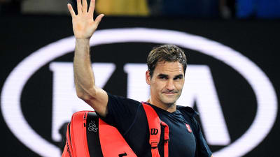 Roger Federer tackar publiken.