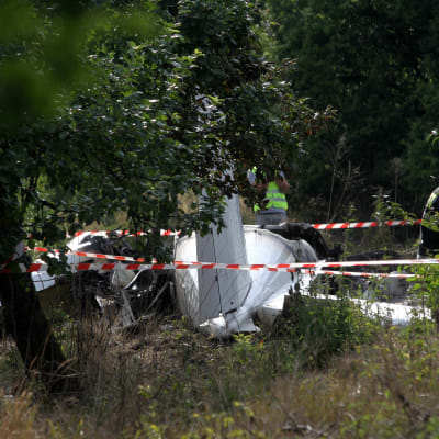 Polisen undersöker vraket av flyget som störtade med 11 fallskärmshoppare i södra Polen.