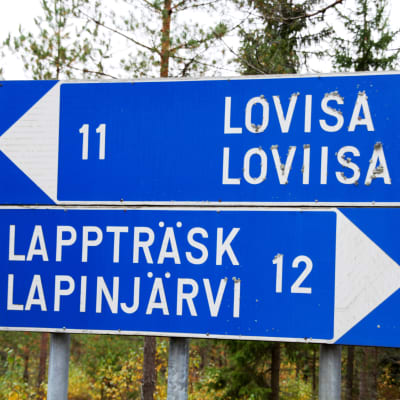 Skylt som pekar till Lappträsk och Lovisa.