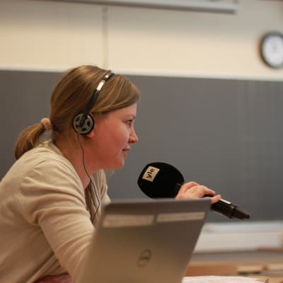 Marie Söderman sänder direkt från Katedralskolan i Åbo