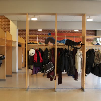 Kläder hänger i aulan i Strömborgska skolan