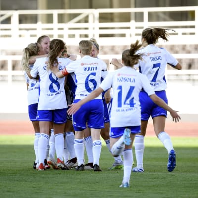 HJK-spelarna jublar över Hanna Ruohomaas mål.