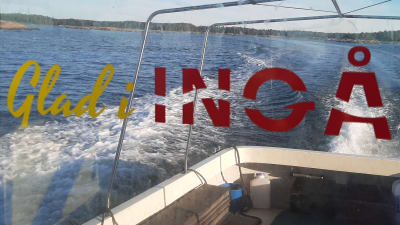 Texten Glad i Ingå med hav i bakgrunden. Fotat från en båt.