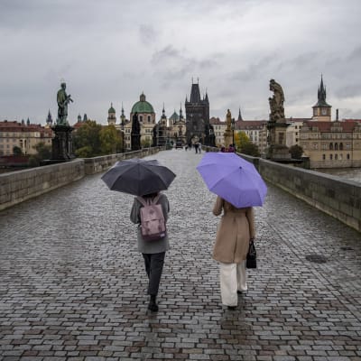 Kvinnor på en bro i Prag