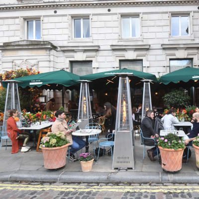 Ett café i Covent Garden i London 2.11.2020 strax före nedstängningen av England 5.11-2.12.2020