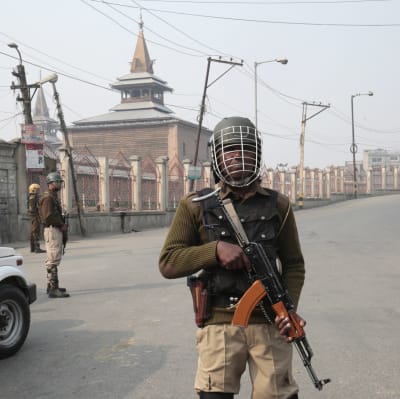 Indien har infört nattligt utegångsförbud i Kashmirs huvudstad Srinagar på grund av omfattande protester mot säkerhetsstyrkor i landets enda delstat med muslimsk majoritet