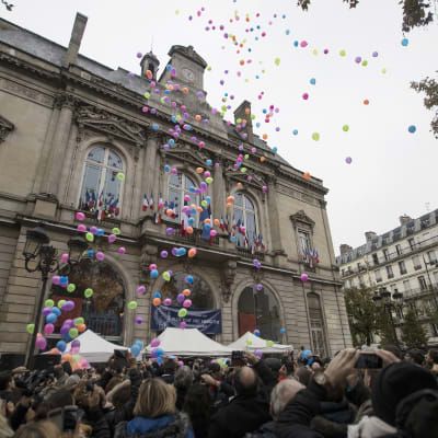 Parisborna hyllade terroroffer med ballonger.