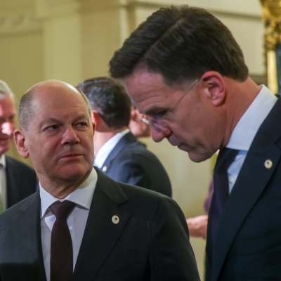 Tyska förbundskanslern Olaf Scholz i samspråk med Nederländernas premiärminister Mark Rutte