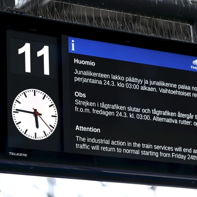 Tieto junalakon päättymisestä ja liikenteen käynnistymisestä Helsingin Rautatieaseman infotaululla.