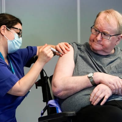 Svein Andersen var den första i Norge som vaccinerades mot covid-19. Han vaccinerades med Pfizer-Biontechs preparat den 27 december. 
