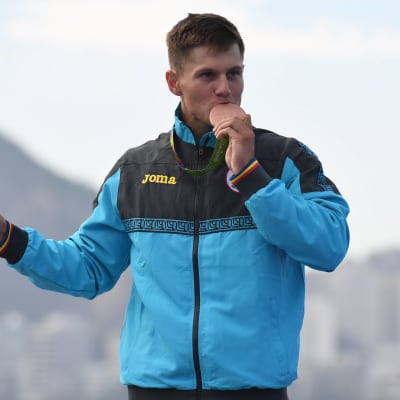 Sergei Tarnovschi kysser sin OS-bronsmedalj i kanot.